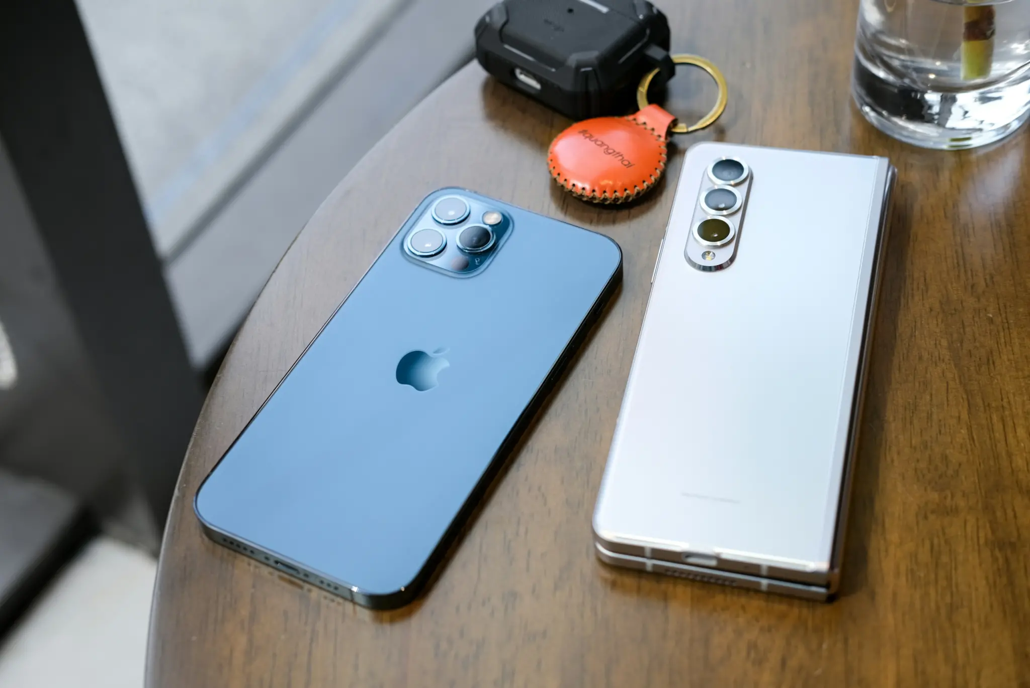 Galaxy S26 sau iPhone 17? Bătălia supremă a anului 2026